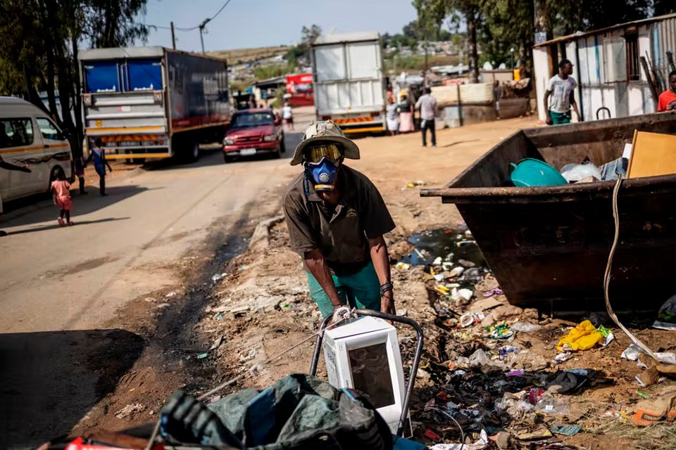 Johannesburg is threatening to sideline informal waste pickers. Why it’s a bad idea